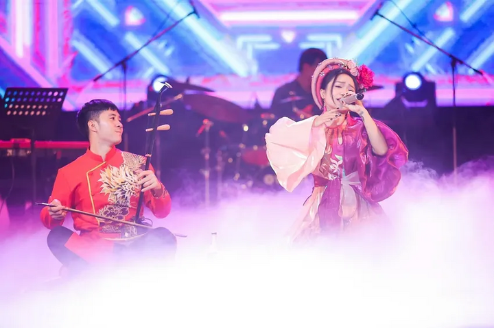 หลังจากสร้างชื่อเสียงจากเพลงพื้นบ้านร่วมสมัยแล้ว นักร้องสาวรายนี้จึงตัดสินใจหันมาร้องเพลงบัลลาดแนวป๊อปแทน