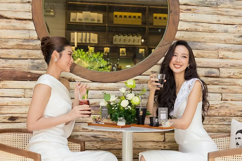Hoa hậu Bảo Ngọc và Hoa hậu Thiên Ân yêu thích thưởng thức cà phê trong không gian Thế giới cà phê Trung Nguyên Legend (số 7 Nguyễn Văn Chiêm, Quận 1, Tp. HCM)