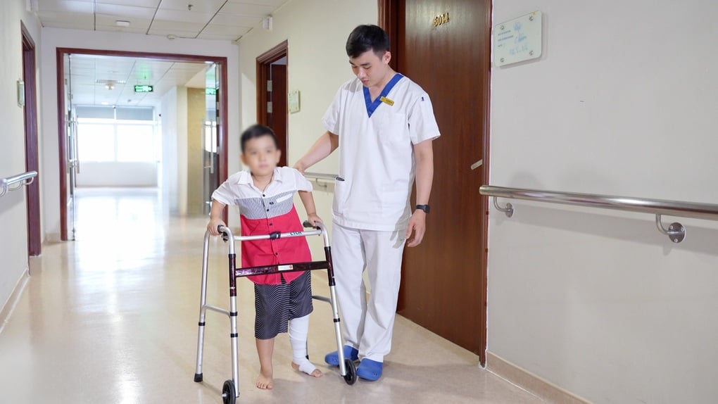 Vinmec lần đầu thay toàn bộ xương đùi cho bệnh nhi ung thư nhỏ tuổi - 2