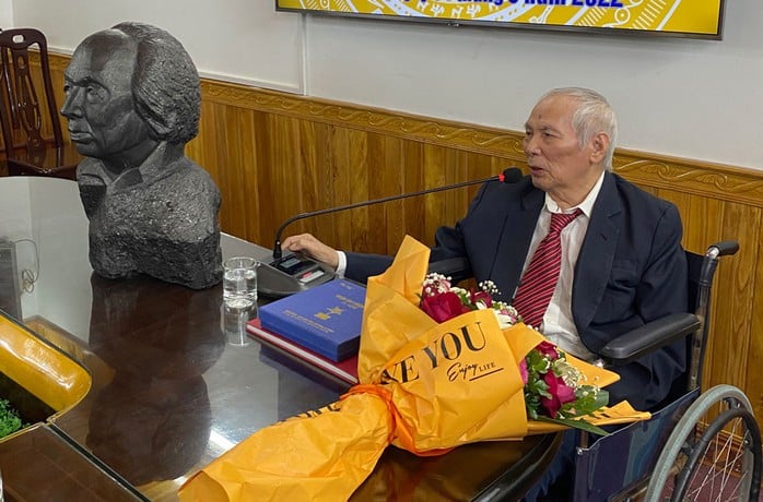 Văn nghệ sĩ tiếc thương Giáo sư Hoàng Chương qua đời - Ảnh 1.