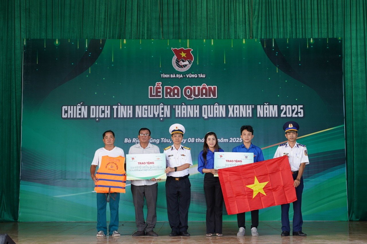Chiến sĩ Hải quân hưởng ứng Ngày Chủ nhật xanh, lan tỏa thông điệp vì môi trường biển
