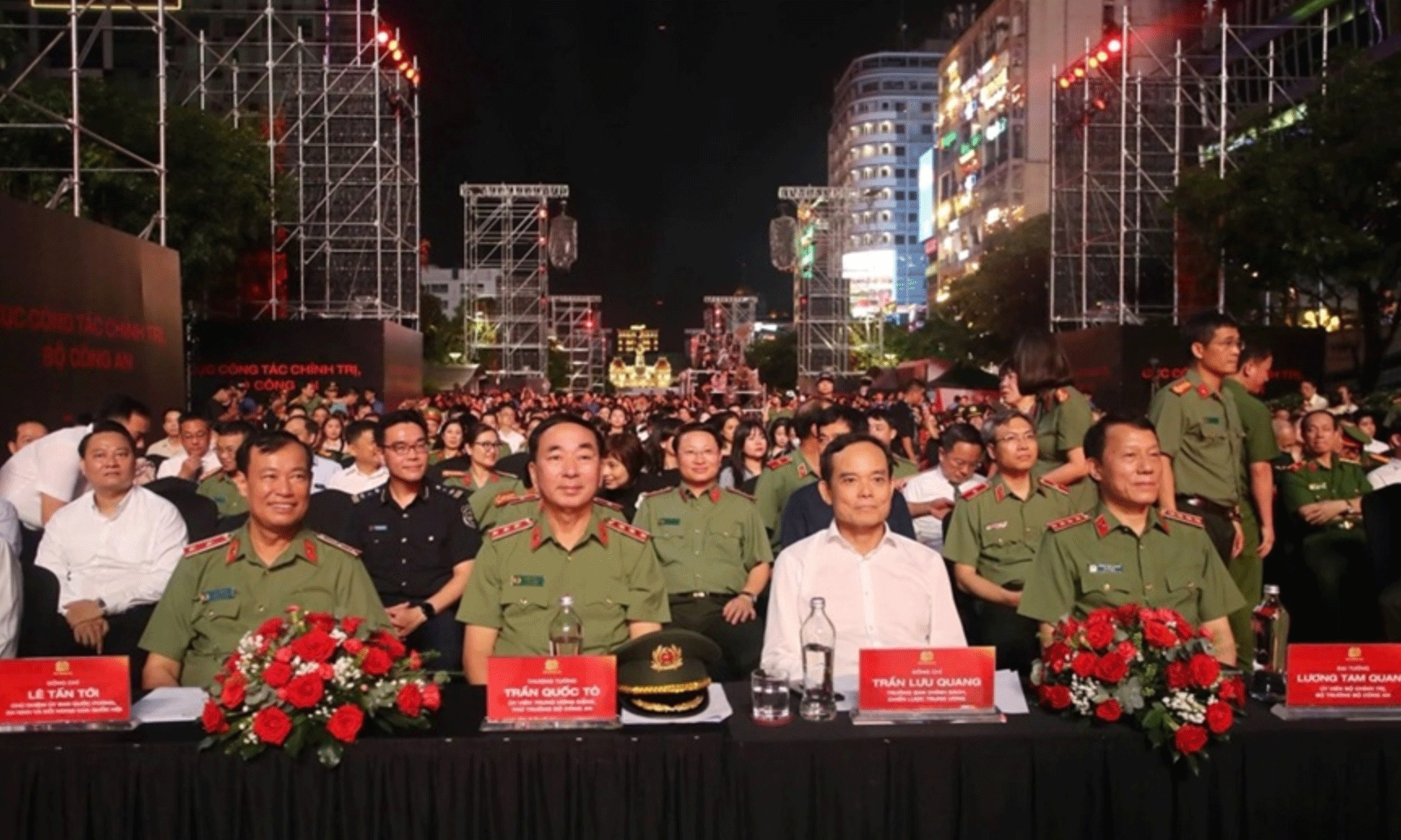Bộ trưởng Bộ Công an Lương Tam Quang và các đại biểu tham dự chương trình.