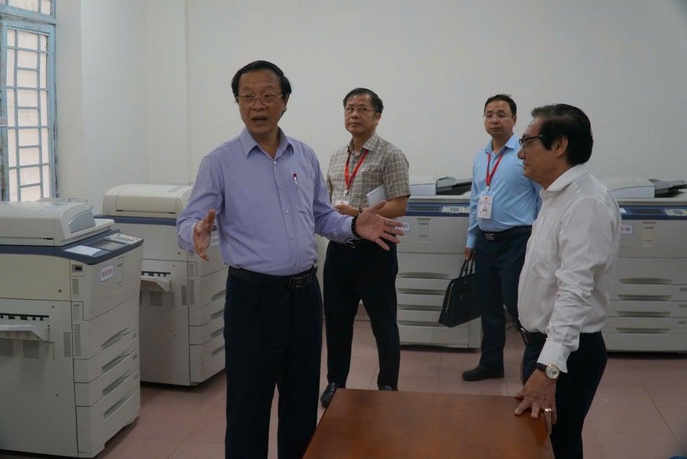 Thứ trưởng Bộ GD - ĐT kiểm tra chuẩn bị thi tốt nghiệp THPT tại Đồng Nai năm 2025 - Ảnh 1.