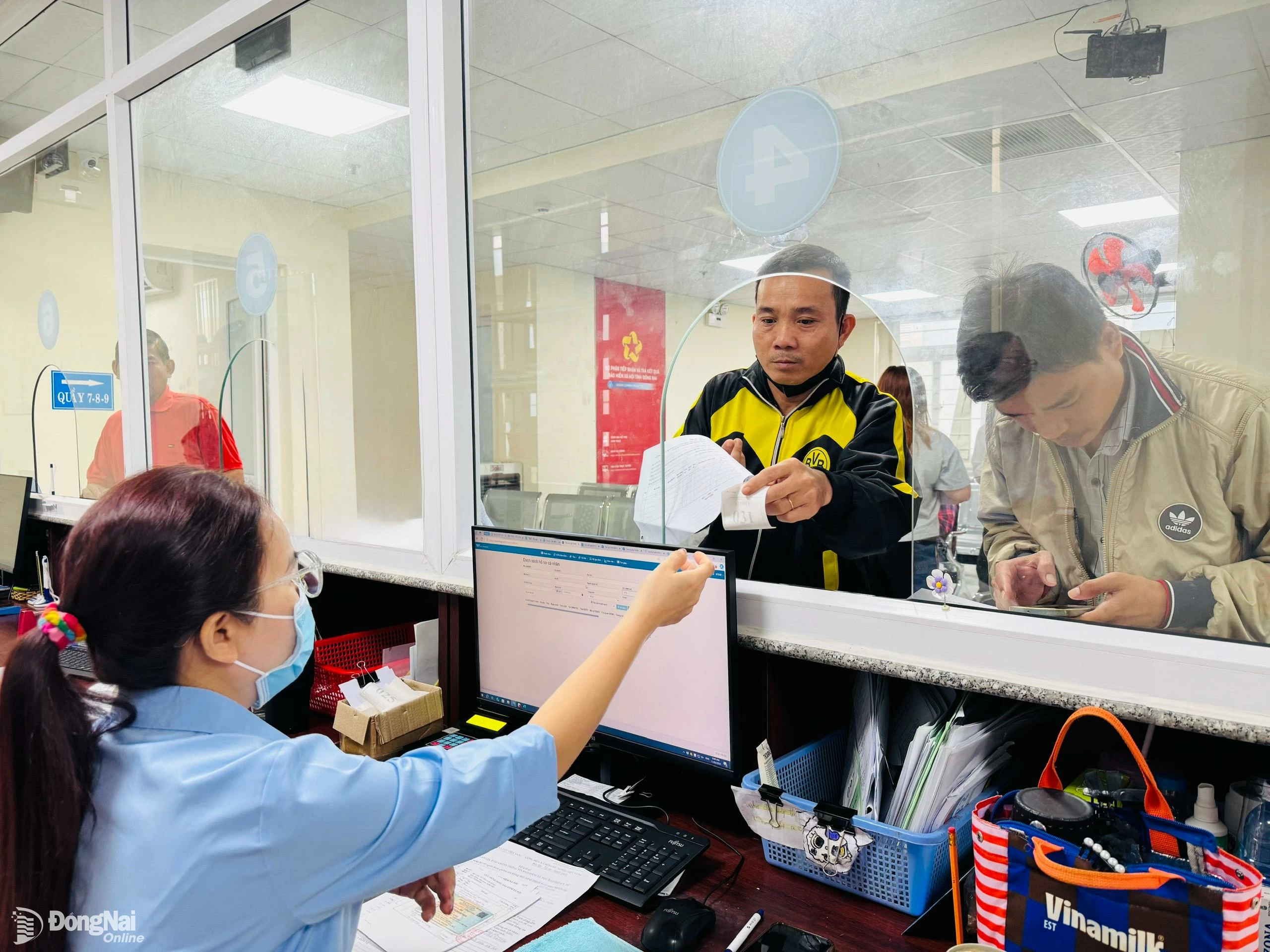 Người dân giải quyết thủ tục hành chính liên quan đến BHXH, bảo hiểm y tế, bảo hiểm thất nghiệp tại BHXH khu vực XXVIII (phường Trấn Biên, tỉnh Đồng Nai). Ảnh: Hạnh Dung