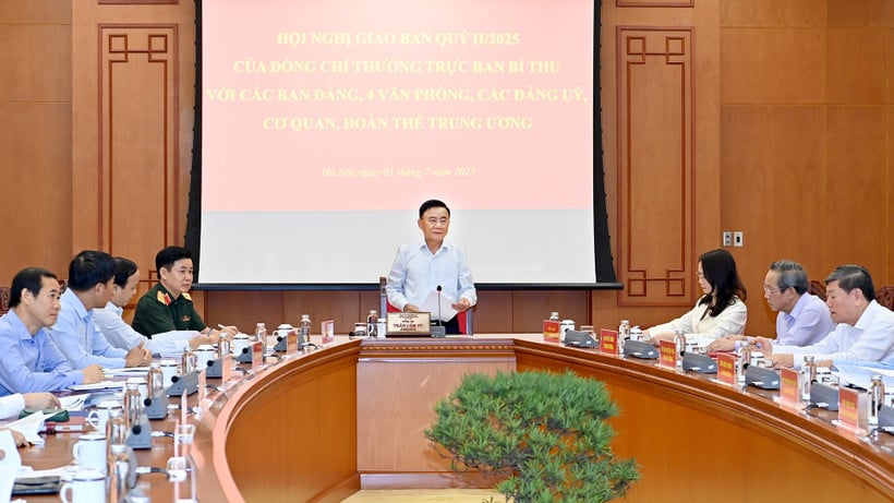Standing member of the Secretariat Tran Cam Tu chaired the meeting with Party committees, offices, Party committees, agencies and central organizations.