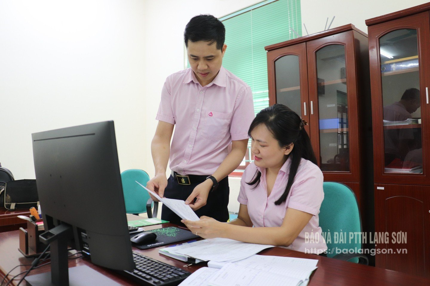បុគ្គលិកនៃការិយាល័យប្រតិបត្តិការធនាគារគោលនយោបាយសង្គម Chi Lang ធ្វើការផ្លាស់ប្តូរជាប្រចាំ ដើម្បីប្រើប្រាស់ធនធានមូលធនប្រកបដោយប្រសិទ្ធភាព។