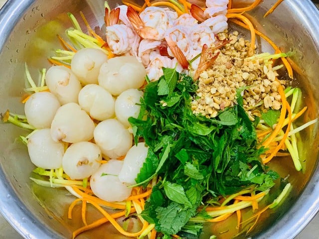 Quả vải giảm giá sâu chỉ còn vài nghìn đồng/kg bán đổ đống, chị em bày nhau làm món ngon dễ làm cho bữa ăn gia đình thêm phần hấp dẫn- Ảnh 6.