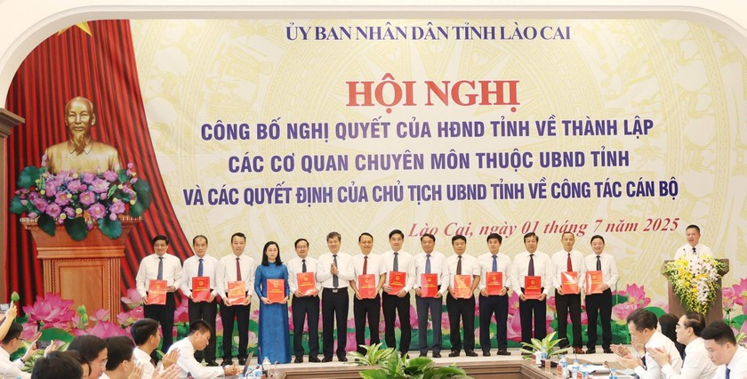 Ông Ngô Hạnh Phúc, Phó Chủ tịch UBND tỉnh Lào Cai trao Quyết định cho các Phó Giám đốc Sở Tài chính.