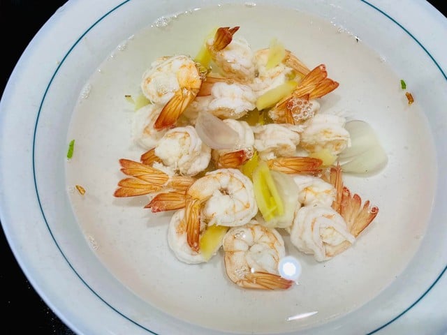 Quả vải giảm giá sâu chỉ còn vài nghìn đồng/kg bán đổ đống, chị em bày nhau làm món ngon dễ làm cho bữa ăn gia đình thêm phần hấp dẫn- Ảnh 5.