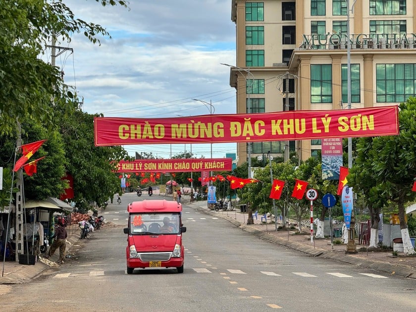 Trung tâm Hành chính Đặc khu Lý Sơn cũng đã chính thức bước vào buổi làm việc đầu tiên sau khi có quyết định thành lập Đặc khu Lý Sơn