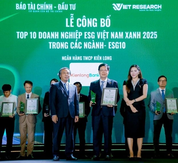 يحتفل بنك KienlongBank برحلته الخضراء من خلال جائزة أفضل 10 بنوك خضراء في فيتنام لعام 2025