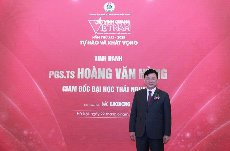 Associate Professor Dr. Hoang Van Hung was honored at the program 'Glory of Vietnam' 2025