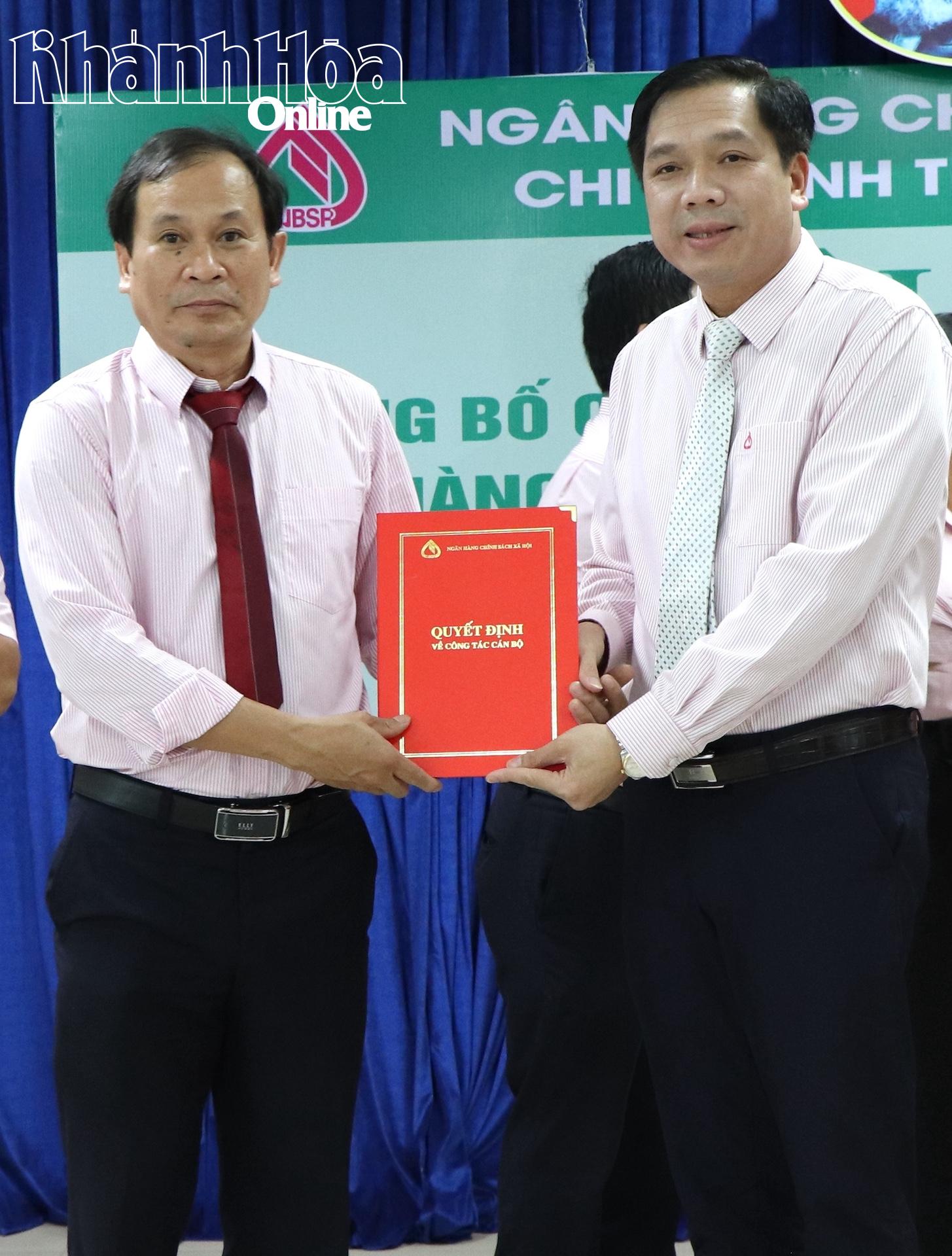 Ông Vương Văn Minh - Phó Tổng Giám đốc Ngân hàng Chính sách xã hội (bên phải) trao quyết định thành lập Chi nhánh Ngân hàng Chính sách xã hội tỉnh Khánh Hòa.