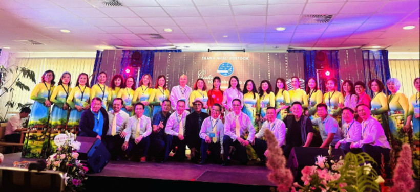 Students participating in the Gala competition took photos with People's Artist Duc Long and the Organizing Committee.