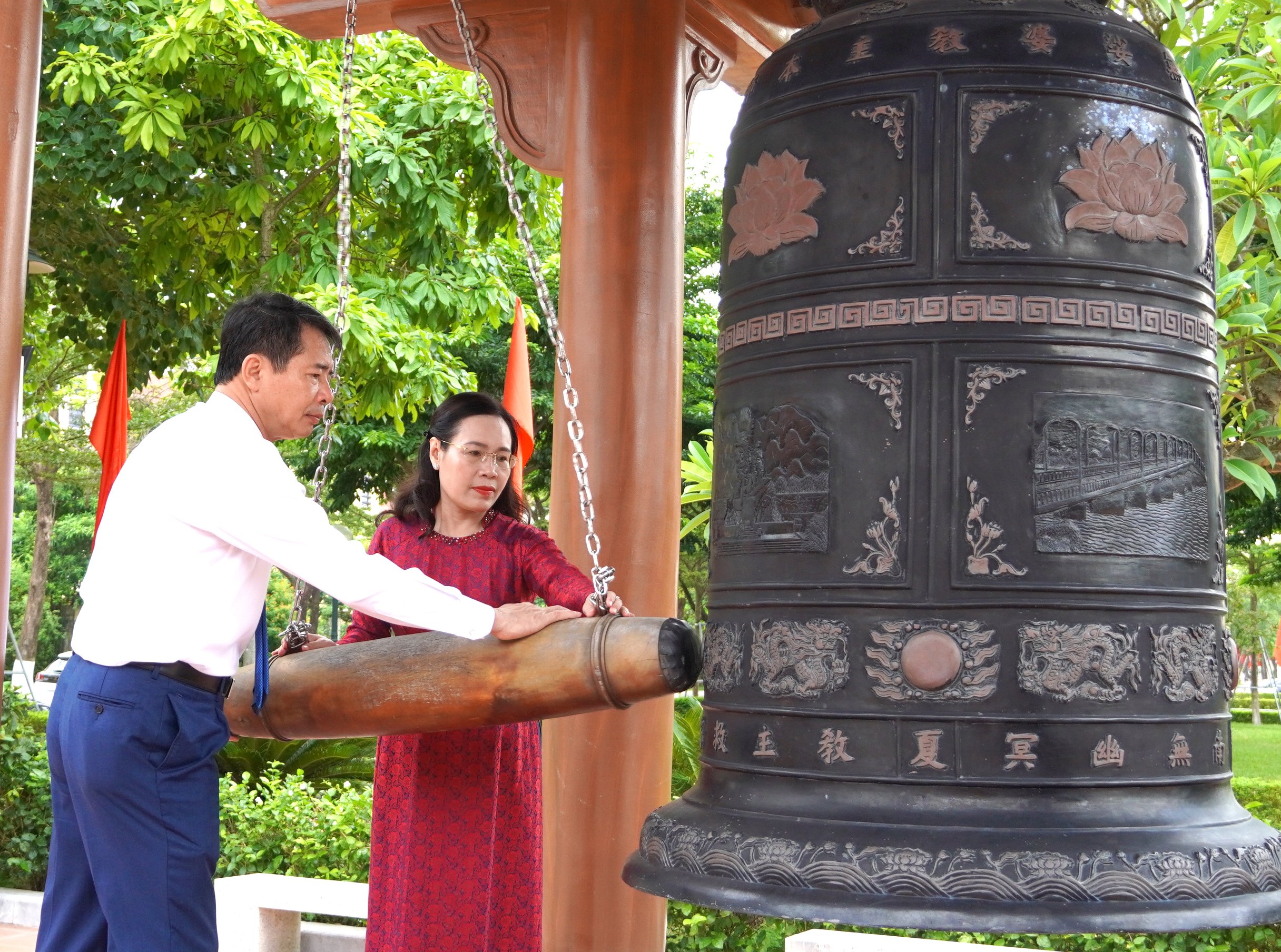 Các đồng chí lãnh đạo phường Đồng Hới dâng hoa tại Đền thờ Bác Hồ và các Anh hùng liệt sỹ