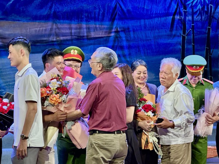 Der Folksong-Abdruck von Nghe An „Don’t Fall“ vom verdienstvollen Künstler Bui Nhu Lai – Foto 6.