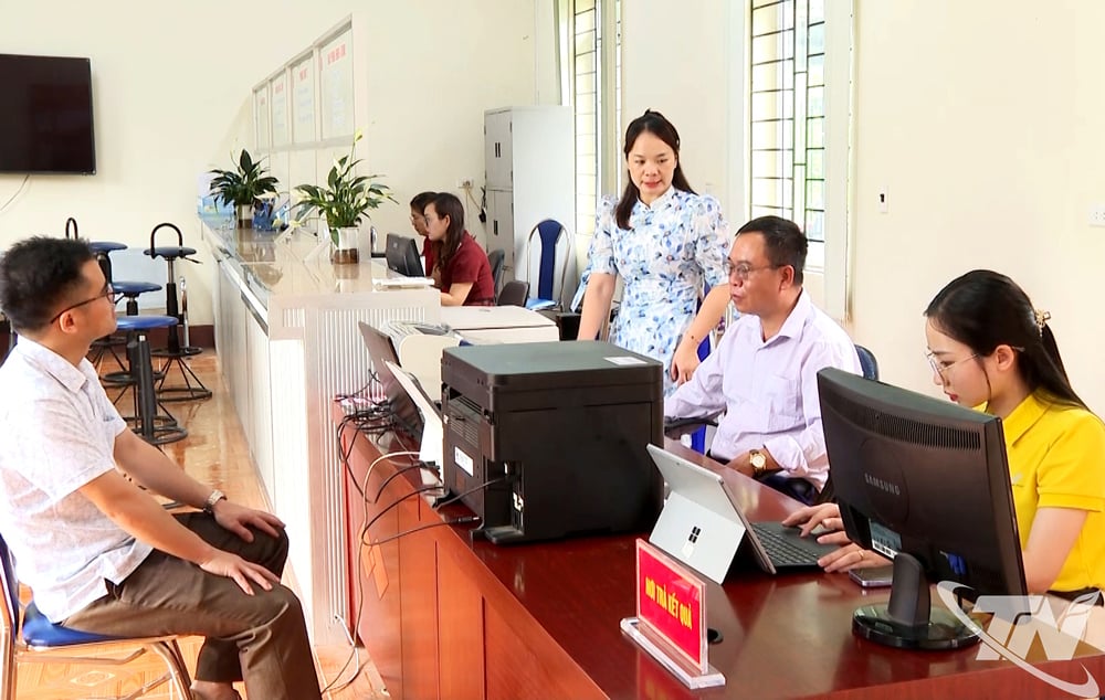 Cán bộ, nhân viên Trung tâm Phục vụ hành chính công xã Bằng Thành tận tình hướng dẫn người dân thực hiện thủ tục hành chính.