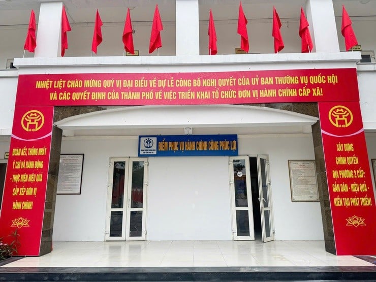 Bên ngoài khu vực phục vụ hành chính công phường Phúc Lợi