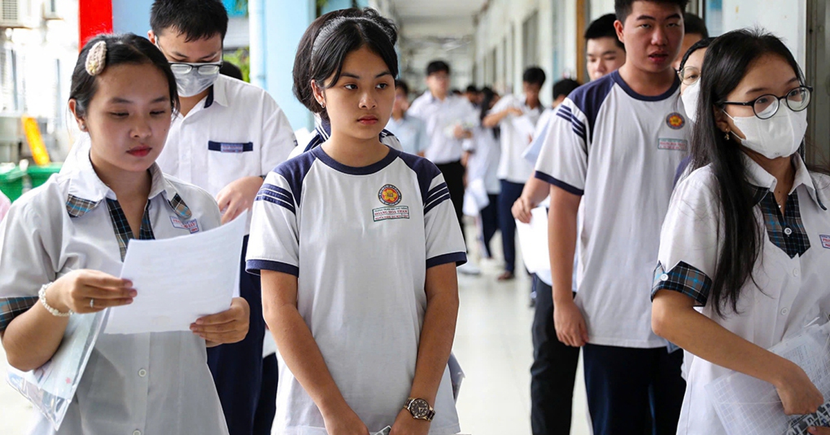 Đề thi tốt nghiệp THPT 2025: Đổi mới nhưng chưa đồng hành với thực tiễn