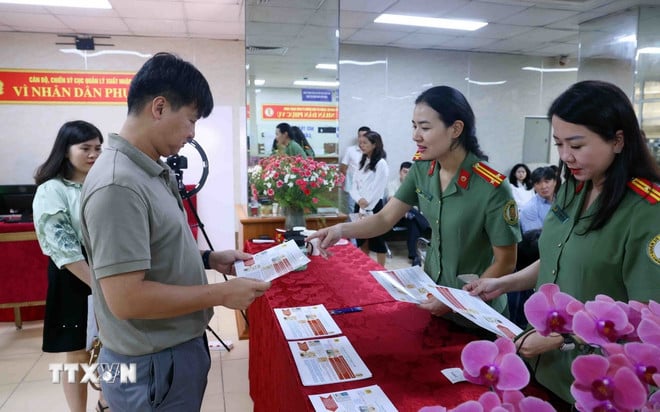 ttxvn-dinh-danh-dien-tu-nguoi-nuoc-ngoai-1.jpg
