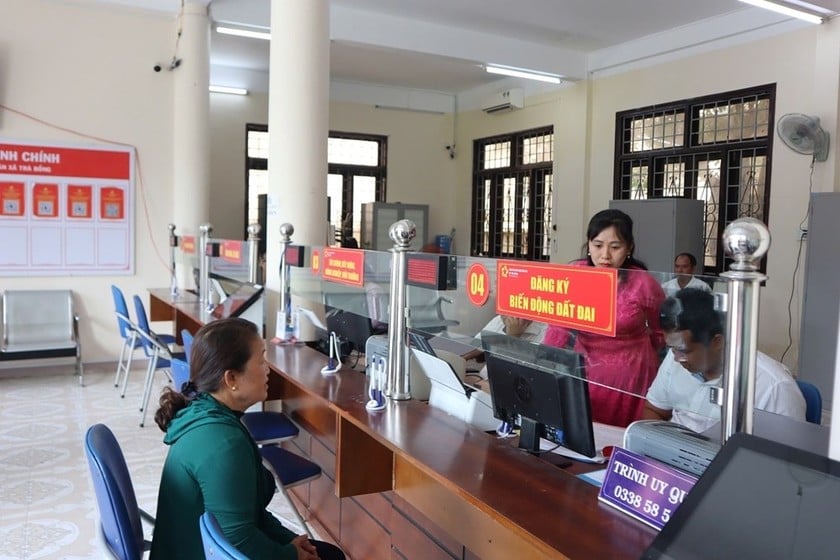 Người dân làm giấy tờ tại Trung tâm Phục vụ hành chính công xã Trà Bồng