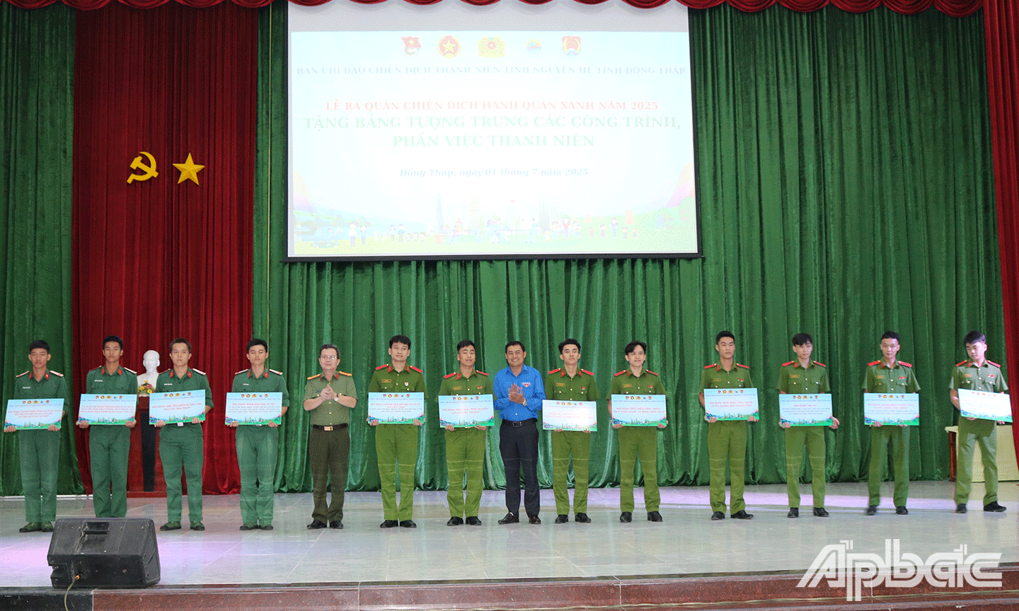 Đồng chí Nguyễn Quang Minh trao tặng bằng tượng trưng các công trình, phần việc thanh niên. 