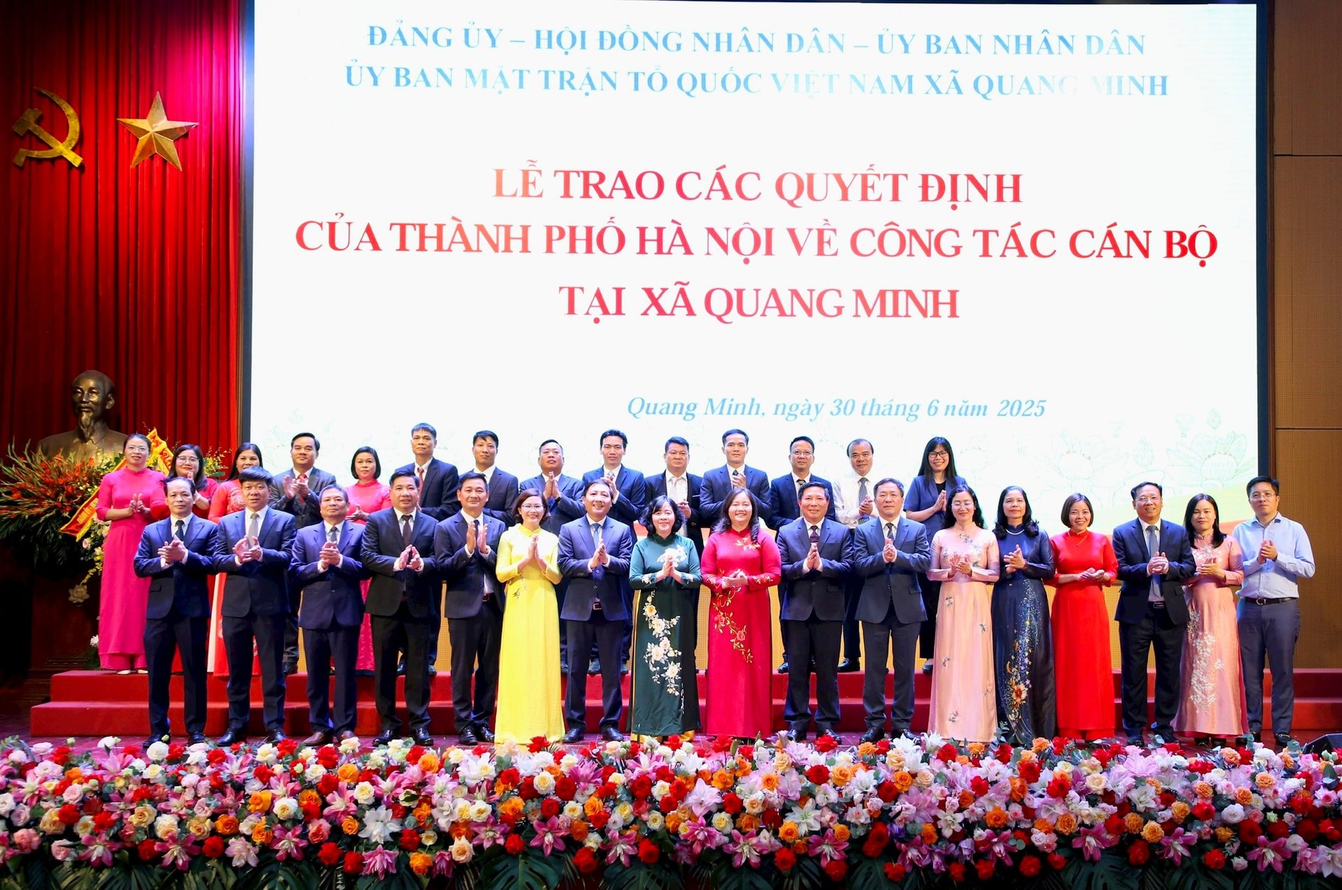 bi-thu-thanh-uy-ha-noi-bui-thi-minh-hoai-voi-ban-chap-hanh-dang-bo-xa-quang-minh.-anh-viet-thanh.jpg