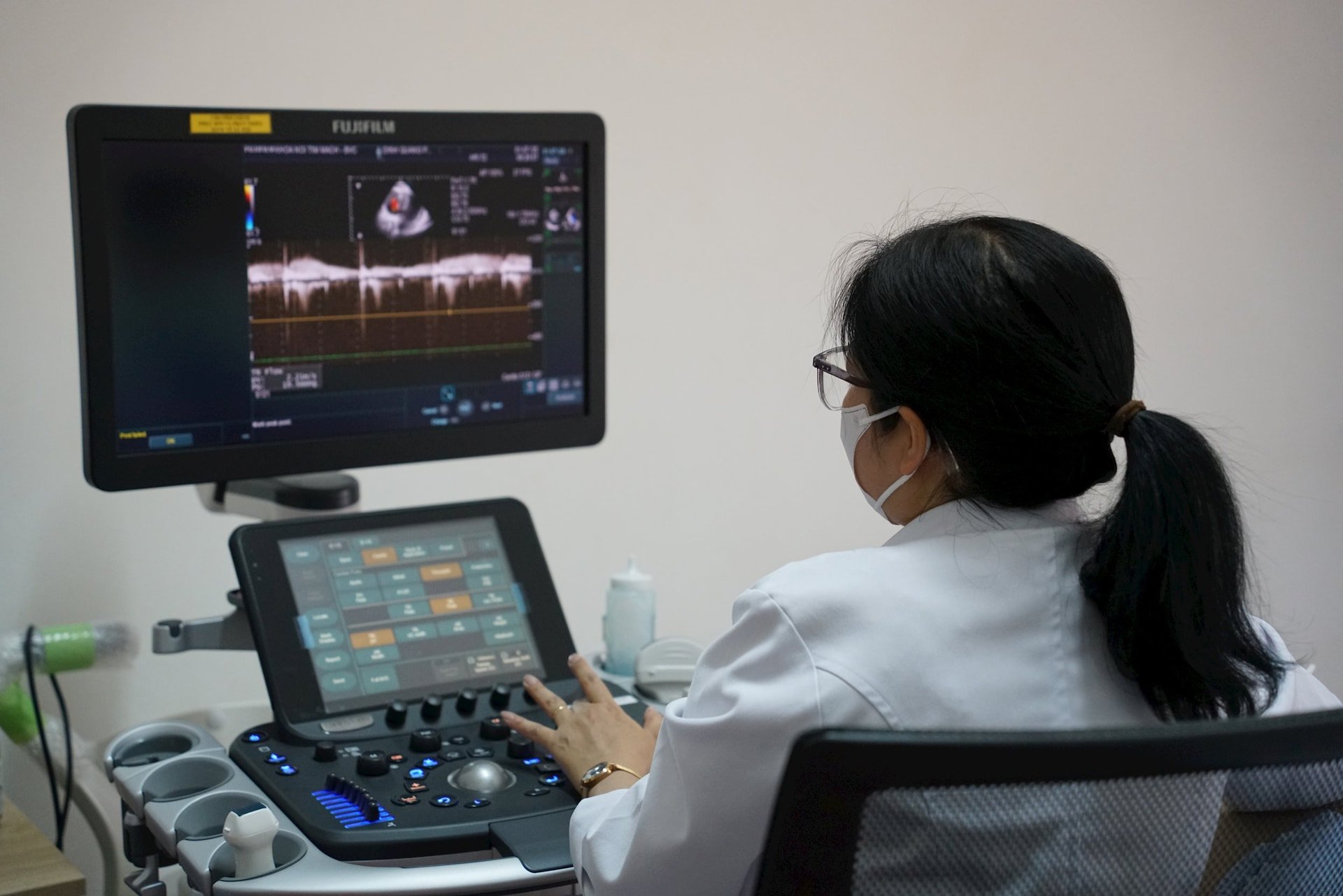 Bác sĩ thăm dò tim mạch cho bệnh nhân bằng thiết bị hiện đại.