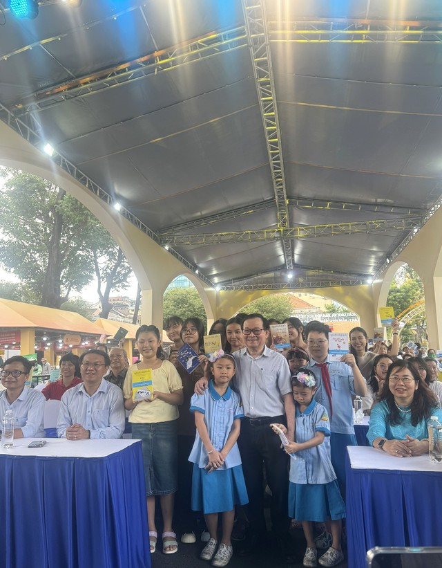 Nhà văn Nguyễn Nhật Ánh trong vòng tay các độc giả nhỏ tuổi