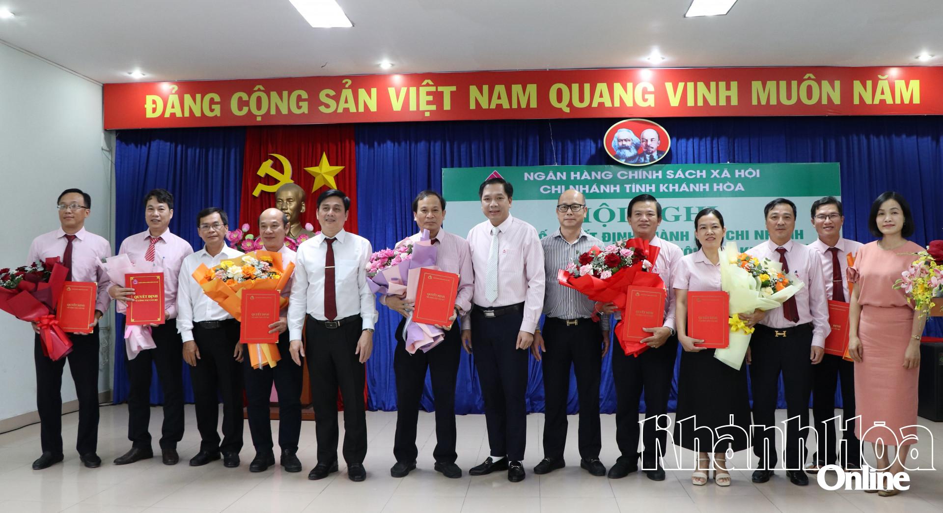 Lãnh đạo tỉnh và Ngân hàng Chính sách xã hội chúc mừng tập thể lãnh đạo Chi nhánh Ngân hàng Chính sách xã hội Khánh Hòa.