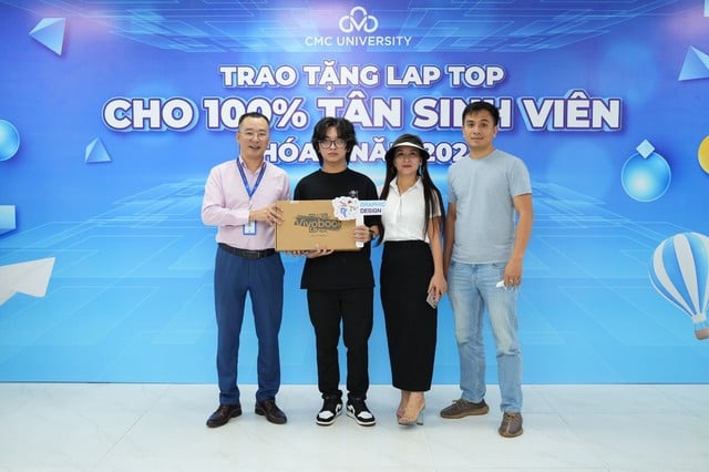 Trường đại học CMC tặng laptop cho tân sinh viên cùng quỹ học bổng 96 tỉ đồng - Ảnh 1.