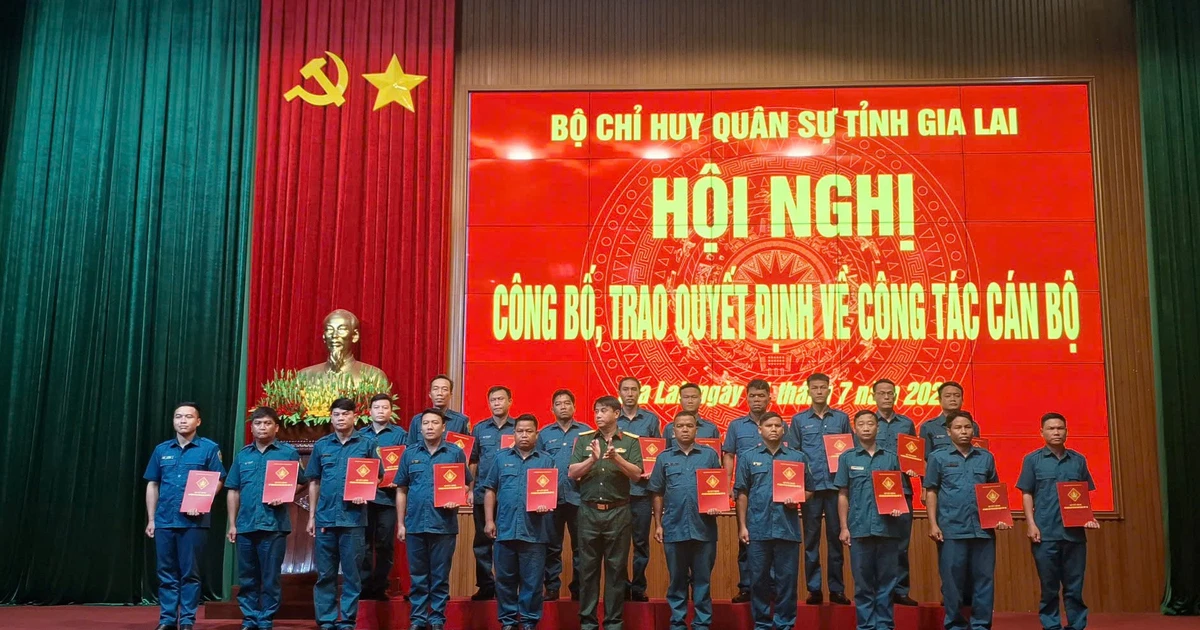Trao quyết định bổ nhiệm các chức vụ chỉ huy Ban Chỉ huy Quân sự cấp xã
