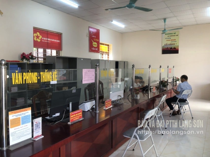 Người dân thực hiện thủ tục hành chính tại bộ phận tiếp nhận và trả kết quả xã Nhân Lý