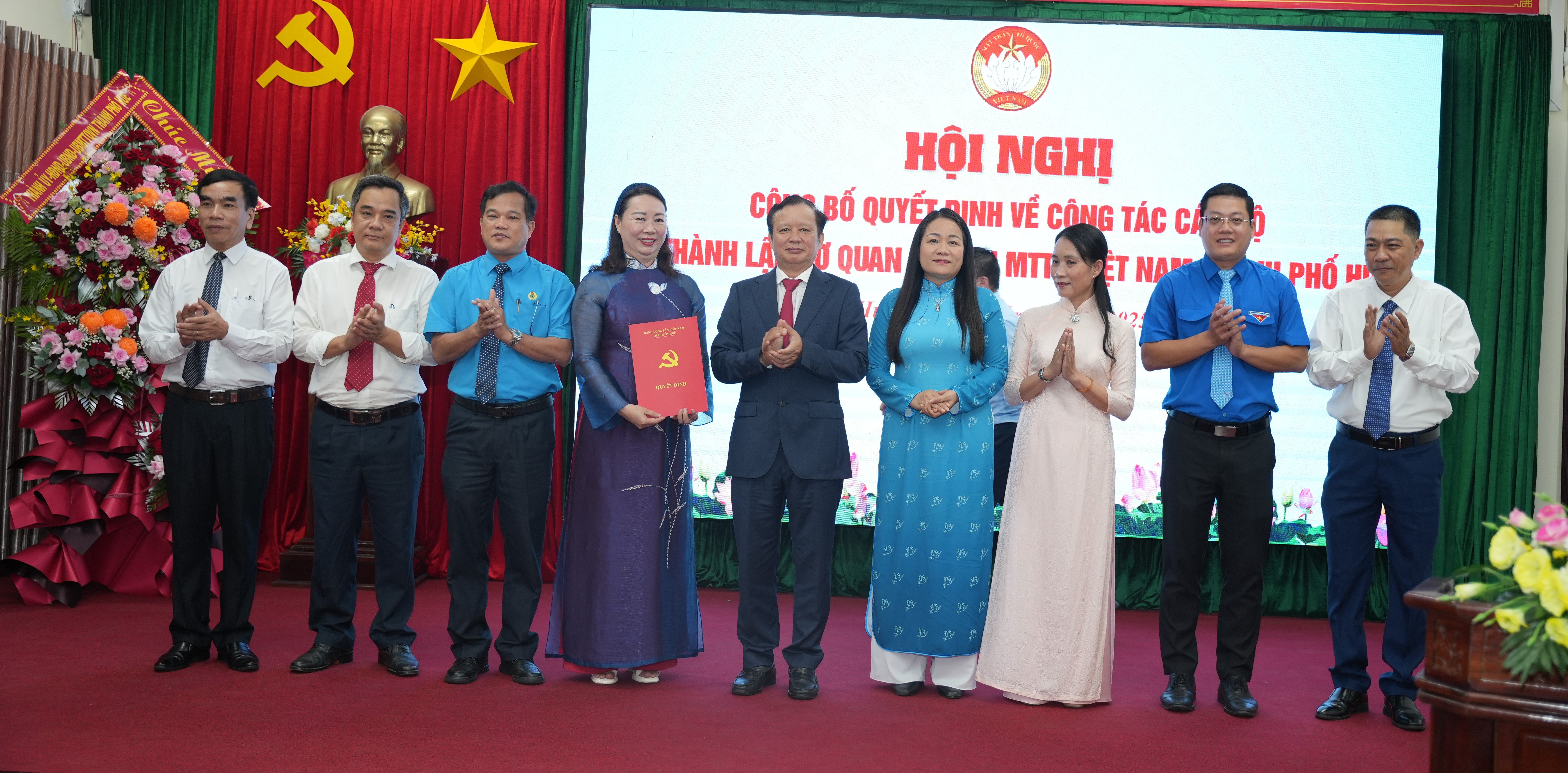 Trao quyết định thành lập cơ quan Ủy ban MTTQ Việt Nam thành phố Huế