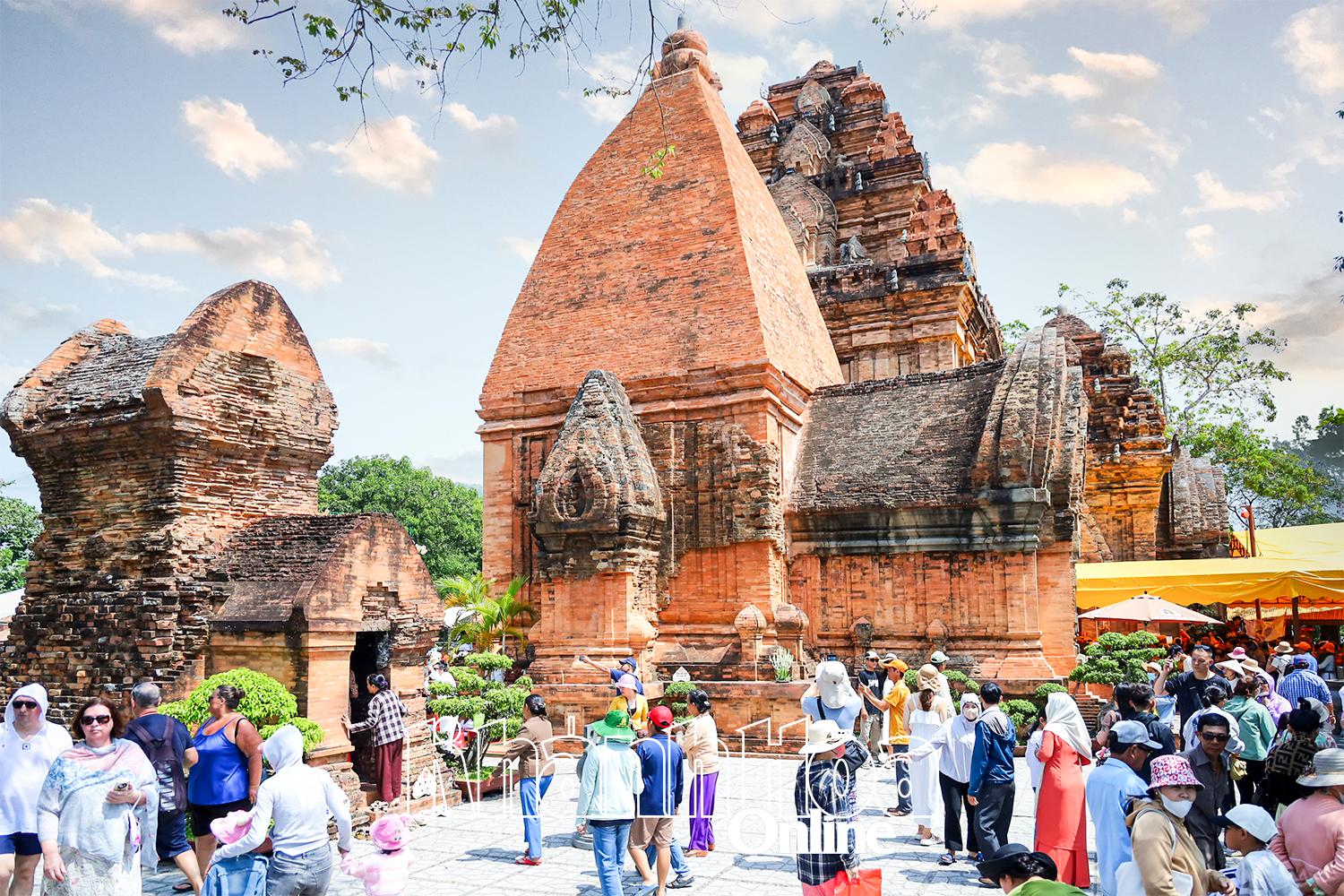 Du khách tham quan di tích quốc gia đặc biệt Tháp Bà Pô Nagar. Ảnh: N.T

