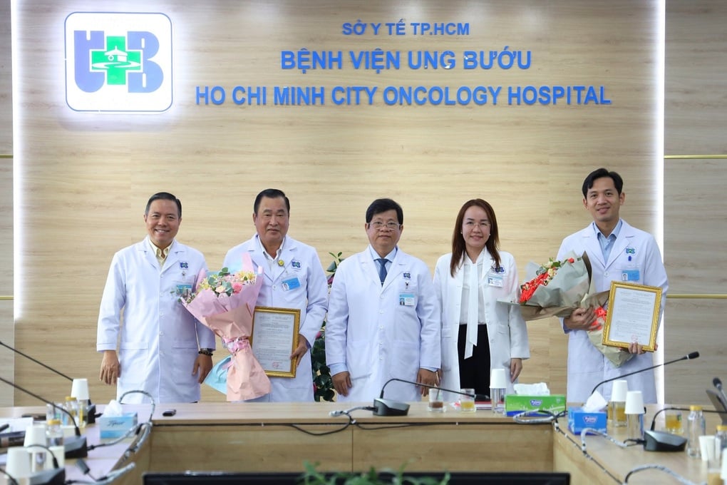 Bác sĩ cứu bé gái nguy kịch trên chuyến bay TPHCM - Hà Nội được khen thưởng - 3