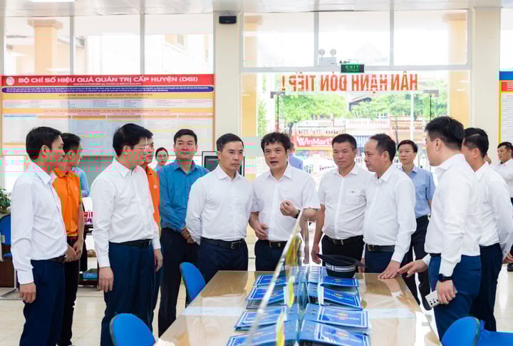 Lãnh đạo tỉnh Quảng Ninh và Tổng Giám đốc FPT khảo sát trong ngày đầu triển khai mô hình chính quyền địa phương hai cấp mới.