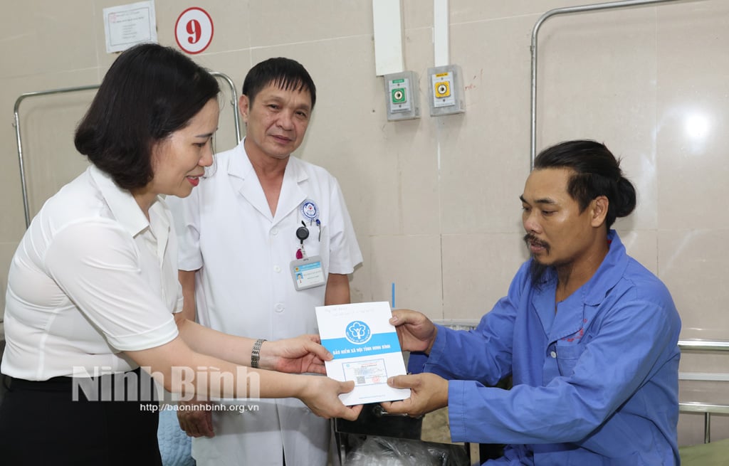 Lãnh đạo bảo hiểm khu vực XIV trao thẻ Bảo hiểm y tế cho bệnh nhân nghèo tại Bệnh viện Đa khoa tỉnh.