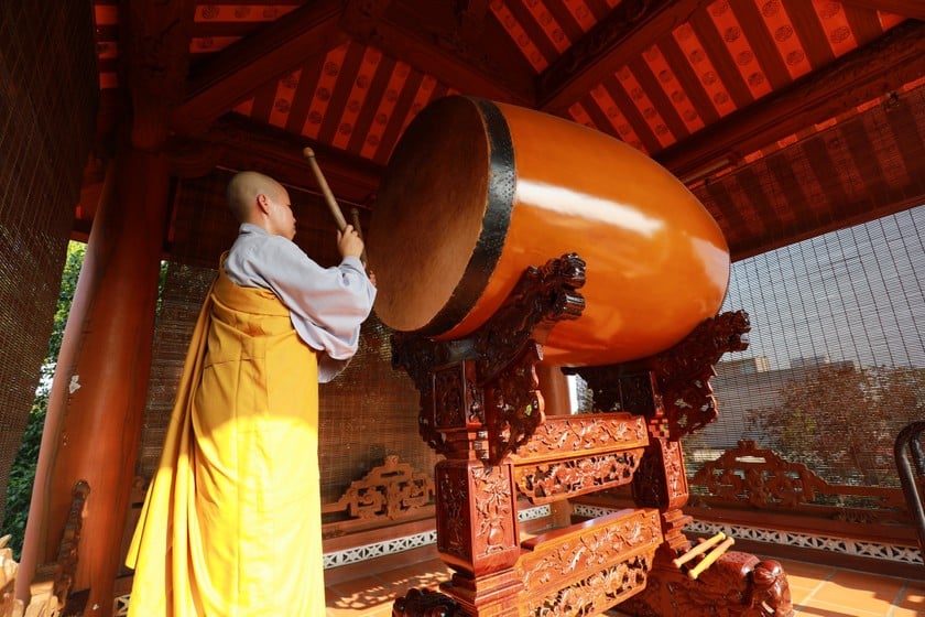 Chùa Thiên Quang - Bình Dương cử ba hồi chuông nhất tâm cầu nguyện quốc thái dân an, đất nước vững bước phát triển, nhân tâm an hòa, đạo pháp xương minh, nhân ngày đầu tiên các địa phương trên cả nước chính thức vận hành mô hình chính quyền địa phương hai cấp sau sáp nhập. (Ảnh: Chùa Thiên Quang - Bình Dương)