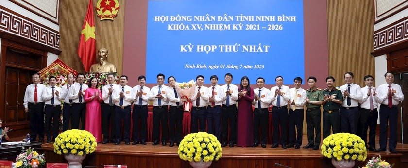 Bí thư Tỉnh uỷ, Trưởng Đoàn ĐBQH tỉnh Trương Quốc Huy tặng hoa chúc mừng lãnh đạo UBND tỉnh và Uỷ viên UBND tỉnh, nhiệm kỳ 2021-2026