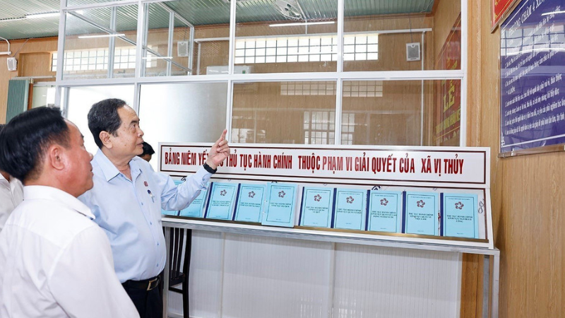 Chủ tịch Quốc hội Trần Thanh Mẫn trao đổi với cán bộ của Trung tâm phục vụ hành chính công xã Vị Thủy. (Ảnh: TTXVN)