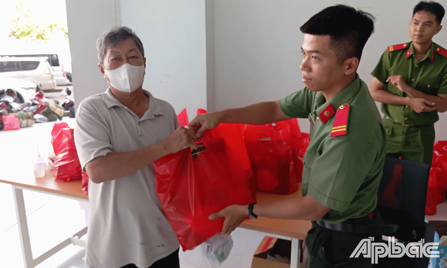 khám tổng quát, khám mắt, phát thuốc miễn phí và tặng quà cho 200 người dân có hoàn cảnh khó khăn 