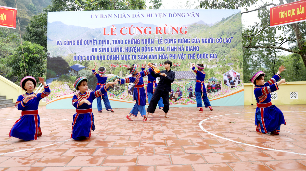 Traditional dance of the Co Lao ethnic group performed at the Forest Worship Ceremony.