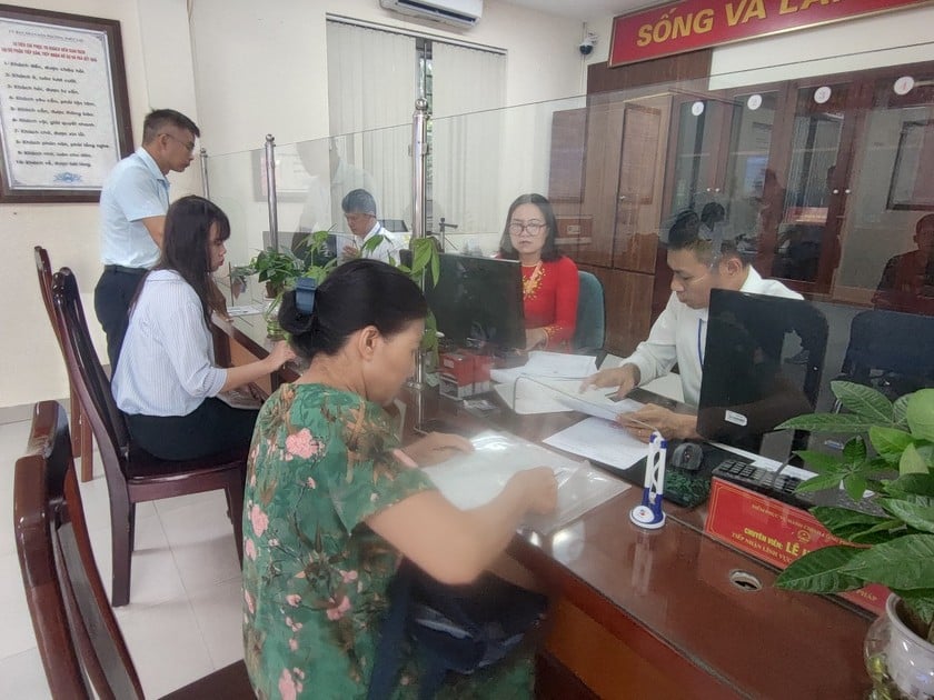 Người dân làm TTHC tại UBND phường Phúc Lợi.
