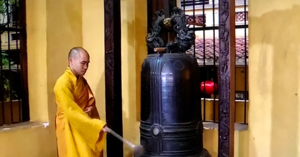 នៅវេលាម៉ោង៦ព្រឹក ថ្ងៃទី១ ខែកក្កដា នេះ វត្តនានាទូទាំងប្រទេសបានបន្លឺកណ្ដឹង និងស្គរ ដើម្បីបួងសួងសុំសេចក្តីសុខ និងសេចក្តីចម្រើនរបស់ប្រទេសជាតិ។