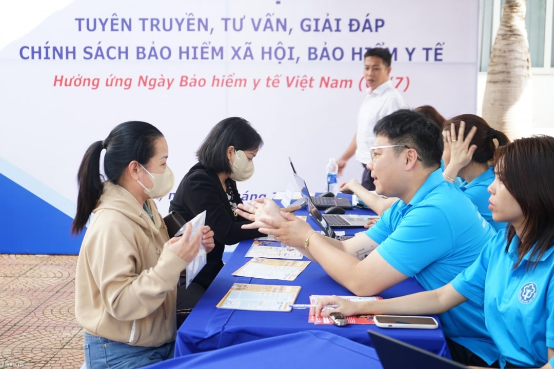 Cán bộ Bảo hiểm xã hội khu vực XXVI hướng dẫn người dân thực hiện các thủ tục về bảo hiểm xã hội, bảo hiểm y tế