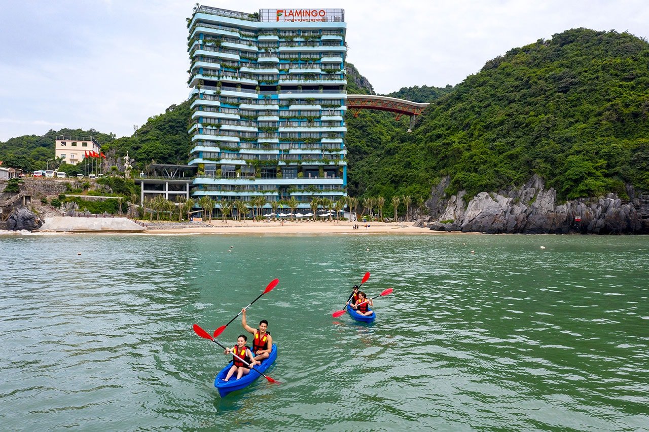 onlinebooking.vn-wp-content-uploads-_cheo-kayak-bai-bien-cat-co-flamingo-cat-ba-resort.jpg.jpg