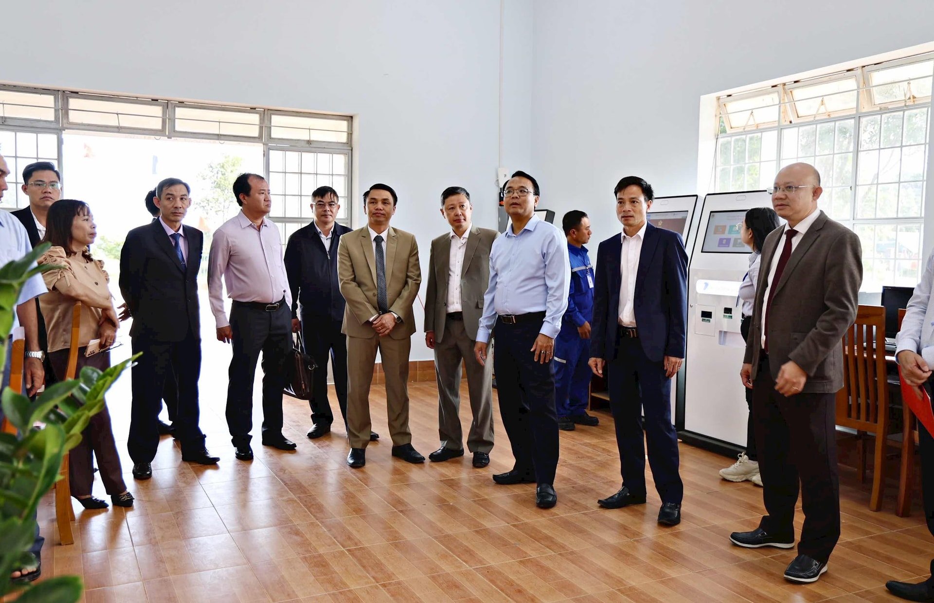 អនុលេខាគណៈកម្មាធិការបក្សខេត្ត លោក ដួង ហុងស៊ី បានវាយតម្លៃខ្ពស់ចំពោះការរៀបចំរបស់មូលដ្ឋាន ដើម្បីដាក់ឱ្យដំណើរការមជ្ឈមណ្ឌលសេវារដ្ឋបាលឃុំ ដែលបានដាក់ឱ្យដំណើរការជាផ្លូវការ ចាប់ពីថ្ងៃទី១ ខែកក្កដា។