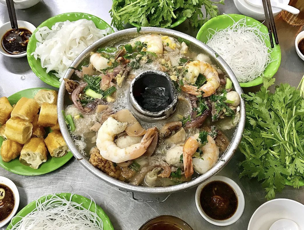 Ghé phường Chợ Lớn, TP.HCM: Tìm mua 'hủ tiếu nhà giàu', mê ẩm thực người Hoa - Ảnh 6.