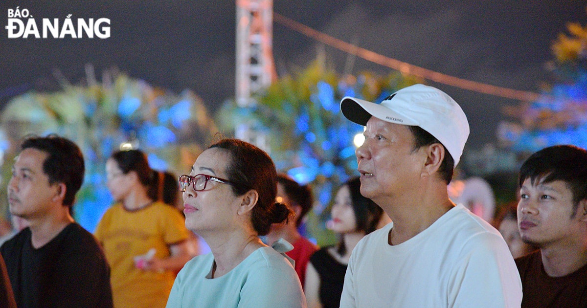 Đông đảo người dân đón nhận chương trình chiếu phim ngoài trời